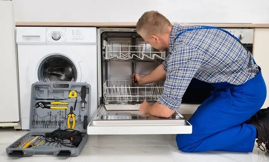 Kazan Hitachi servisi teknisyen ekibi beyaz eşya tamiri yaparken